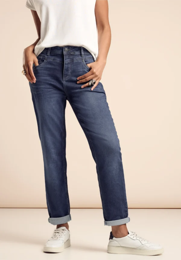 MOM Casual Jean HW Dark Blue Wash Street One